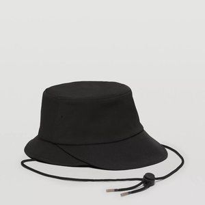 Lululemon wide-brim bucket hat with strap (black)
